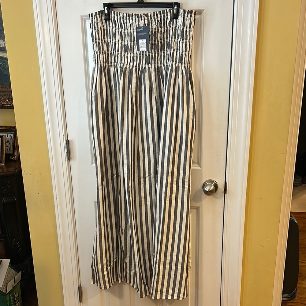 Universal Thread Grey and White stripe strapless maxi dress. Has pockets!!